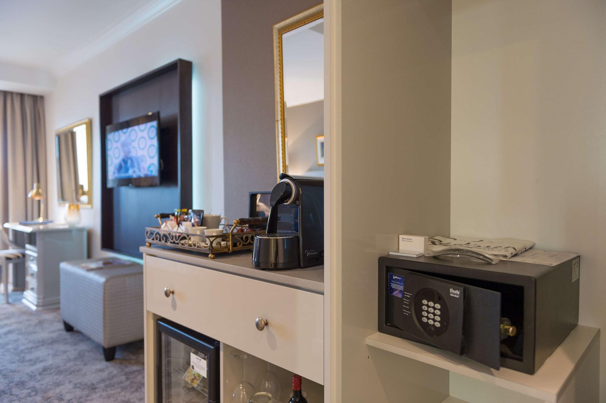 Hotel Le Vendome Ciudad del Cabo Exterior foto A safe in a hotel room