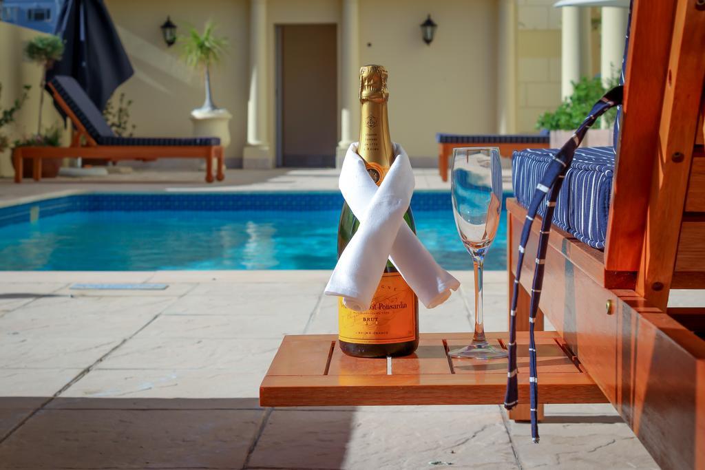 Hotel Le Vendome Ciudad del Cabo Exterior foto A bottle of Veuve Clicquot