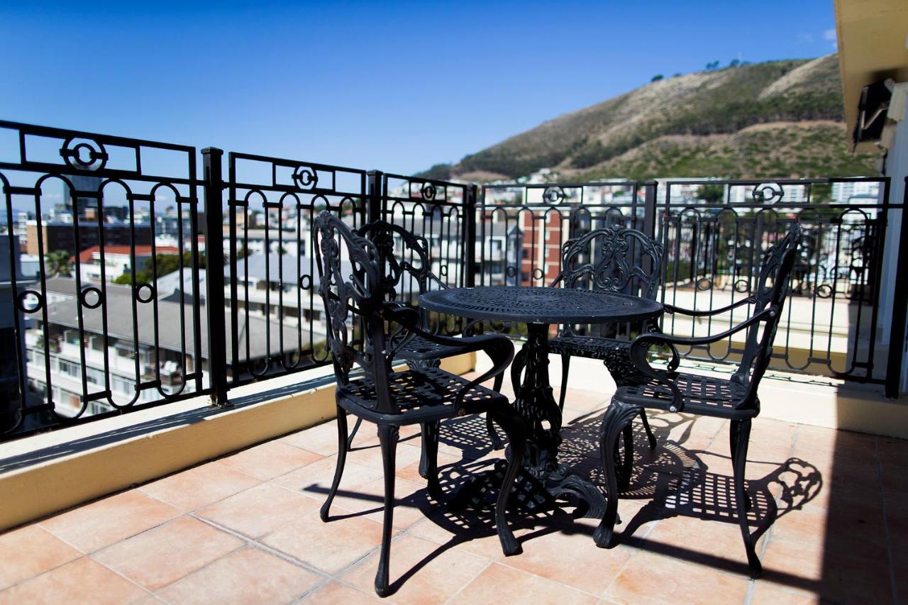 Hotel Le Vendome Ciudad del Cabo Exterior foto A wrought iron patio set